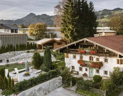 Ein allgemeiner Bergblick oder ein Berglick von of country house aus
