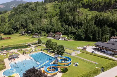 Der Swimmingpool an oder in der Nähe von Landhaus Dorfbäck