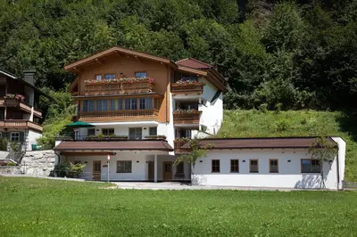 Das Gebäude in dem sich das Ferienhaus befindet
