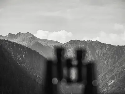 Ein allgemeiner Bergblick oder ein Berglick von des Aparthotels aus