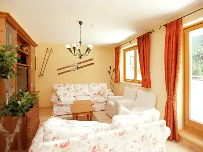 Ein Sitzbereich in der Unterkunft Chalet in Saalbach near Ski Lift