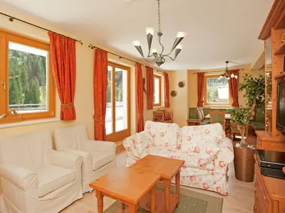 Ein Sitzbereich in der Unterkunft Chalet in Saalbach near Ski Lift