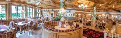 Ein Restaurant oder anderes Speiselokal in der Unterkunft Hotel Huber Hochland