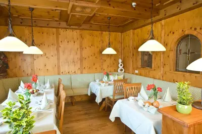 Ein Restaurant oder anderes Speiselokal in der Unterkunft Hotel Huber Hochland