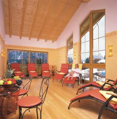 Ein Sitzbereich in der Unterkunft Hotel Huber Hochland