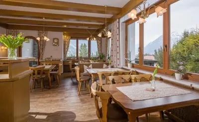 Ein Restaurant oder anderes Speiselokal in der Unterkunft Appartements Rofangarten