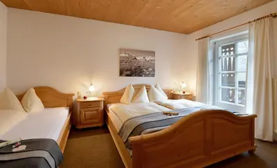 Ein Bett oder Betten in einem Zimmer der Unterkunft Hanserhof