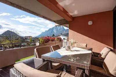 Ein allgemeiner Bergblick oder ein Berglick von des Aparthotels aus