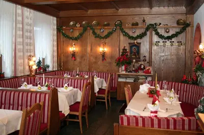 Ein Restaurant oder anderes Speiselokal in der Unterkunft Hotel Edelweiss