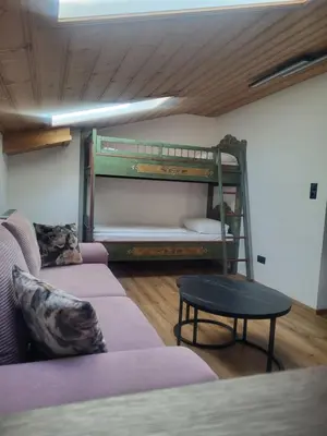 Ein Sitzbereich in der Unterkunft Hotel Edelweiss