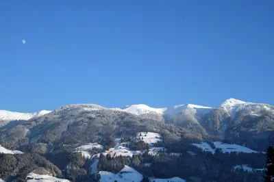 Ein allgemeiner Bergblick oder ein Berglick von des Hotels aus
