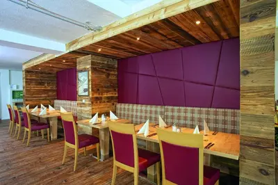Ein Restaurant oder anderes Speiselokal in der Unterkunft Hotel ALPINA