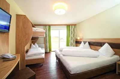 Ein Bett oder Betten in einem Zimmer der Unterkunft Hotel ALPINA