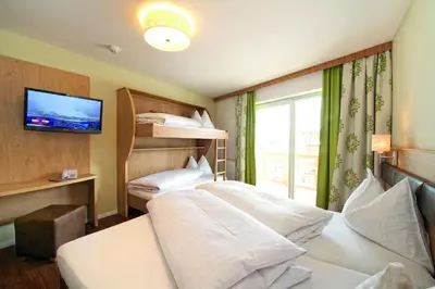 Ein Bett oder Betten in einem Zimmer der Unterkunft Hotel ALPINA
