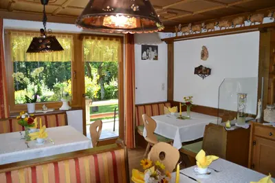 Ein Restaurant oder anderes Speiselokal in der Unterkunft Haus Binder
