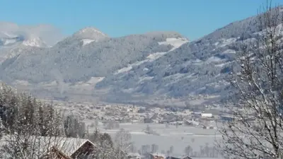 Ein allgemeiner Bergblick oder ein Berglick von der Pension aus