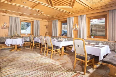 Ein Restaurant oder anderes Speiselokal in der Unterkunft Appartement Frühstückspension Landhaus Karwendel