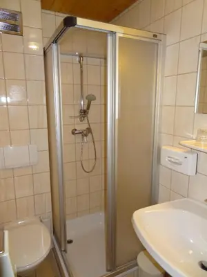 Ein Badezimmer in der Unterkunft Hotel Peter