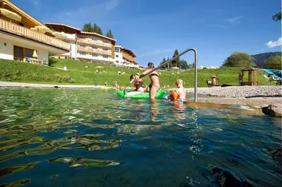 Der Swimmingpool an oder in der Nähe von Hotel Berghof