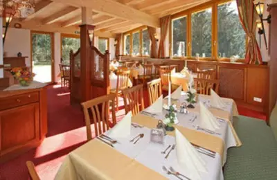 Ein Restaurant oder anderes Speiselokal in der Unterkunft Hotel Berghof