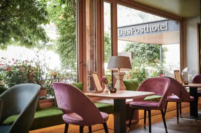 Ein Sitzbereich in der Unterkunft Small Luxury Hotel of the World - DasPosthotel