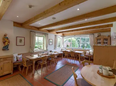 Ein Restaurant oder anderes Speiselokal in der Unterkunft Alpen Glück Hotel Villa Lisa garni