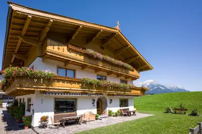 Ein allgemeiner Bergblick oder ein Berglick von der Ferienwohnung aus
