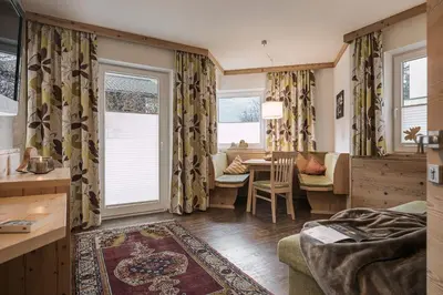 Ein Sitzbereich in der Unterkunft Appartements Alpenkristall