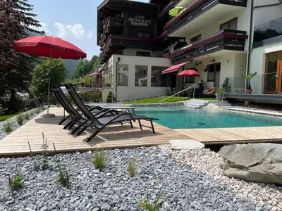 Der Swimmingpool an oder in der Nähe von Hotel Alpenblick
