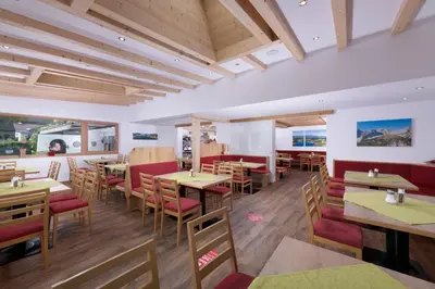 Ein Restaurant oder anderes Speiselokal in der Unterkunft Familienhotel Central