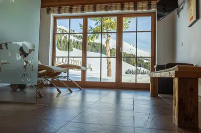 Ein allgemeiner Bergblick oder ein Berglick von des Chalets aus