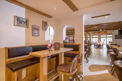 Ein Restaurant oder anderes Speiselokal in der Unterkunft Hotel Kroneck