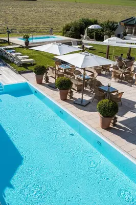 Der Swimmingpool an oder in der Nähe von Theresa Wellness-Genießer-Hotel