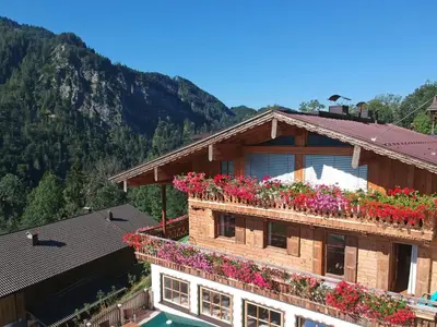 Ein allgemeiner Bergblick oder ein Berglick von der Lodge aus