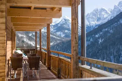Ein allgemeiner Bergblick oder ein Berglick von der Lodge aus