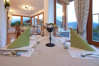 Ein allgemeiner Bergblick oder ein Berglick von der Pension aus