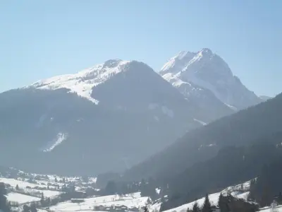 Ein allgemeiner Bergblick oder ein Berglick von des Bed & Breakfasts aus