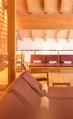 Ein Sitzbereich in der Unterkunft Hotel Glemmtalerhof