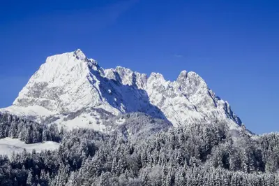 Ein allgemeiner Bergblick oder ein Berglick von der Pension aus