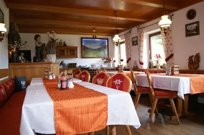 Ein Restaurant oder anderes Speiselokal in der Unterkunft Pension Sonnleit'n