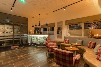 Ein Sitzbereich in der Unterkunft Hotel Almrausch