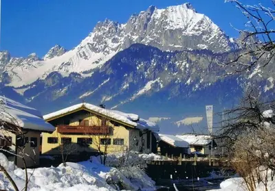 Ein allgemeiner Bergblick oder ein Berglick von der Pension aus