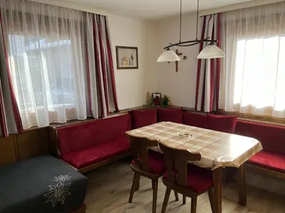 Ein Sitzbereich in der Unterkunft Ferienwohnung Höllwarth