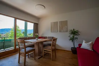 Ein allgemeiner Bergblick oder ein Berglick von der Ferienwohnung aus