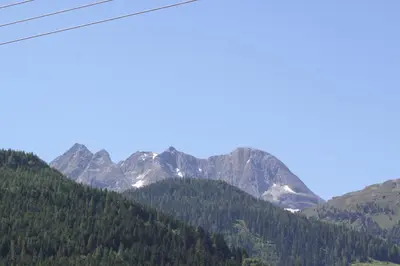 Ein allgemeiner Bergblick oder ein Berglick von der Pension aus