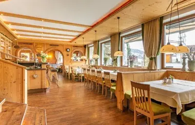 Ein Restaurant oder anderes Speiselokal in der Unterkunft Restaurant Gästehaus Wiesenheim