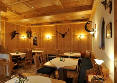 Ein Restaurant oder anderes Speiselokal in der Unterkunft Hotel Post