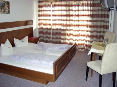 Ein Bett oder Betten in einem Zimmer der Unterkunft Hotel Sonnhof