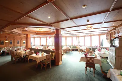 Ein Restaurant oder anderes Speiselokal in der Unterkunft Hotel Lamark