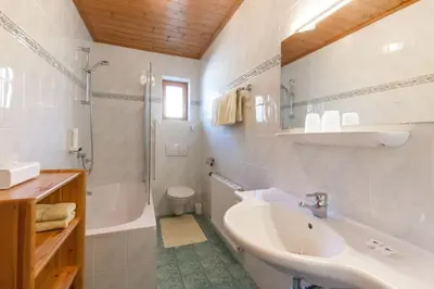 Ein Badezimmer in der Unterkunft Noichl’s Hotel Garni